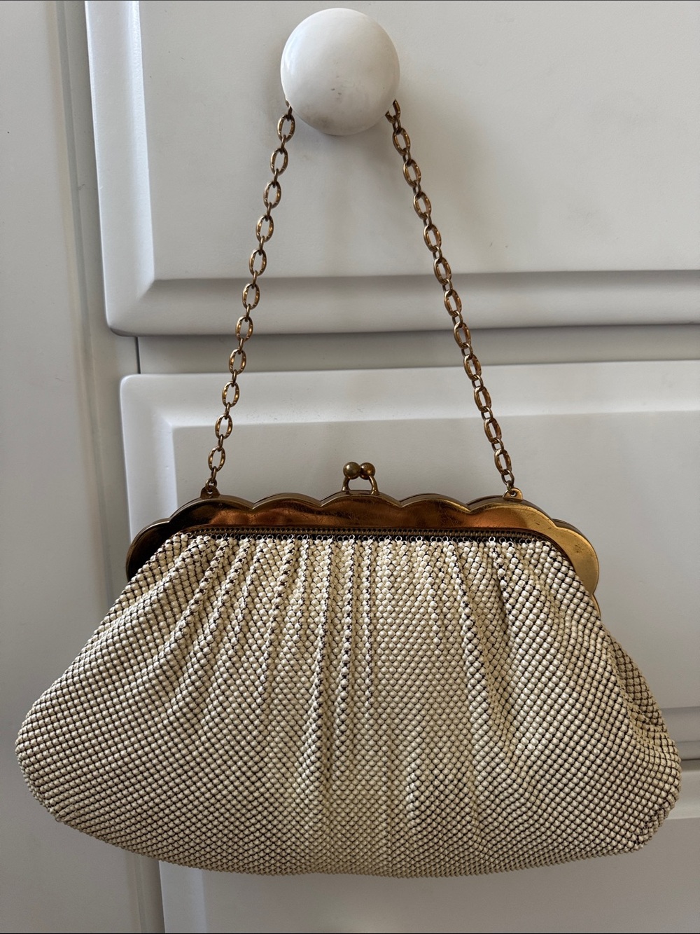 Vintage-Whiting and Davis 40s 50s ivory white enamelled metal mesh evening bag.
